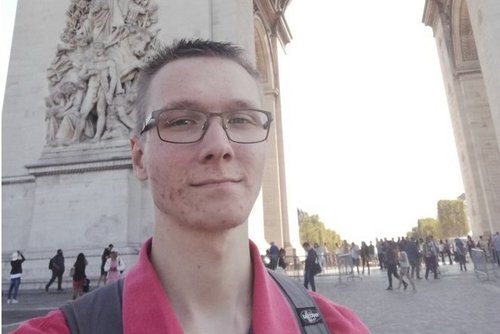 Bild von Stefan Gassenbauer vor dem Triumphbogen