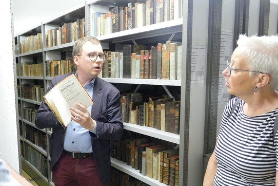 Mit Bibliothekar Mag. Markus Bürscher M.A. (LIS) auf Erkundungsgängen in historischen Buchbeständen.