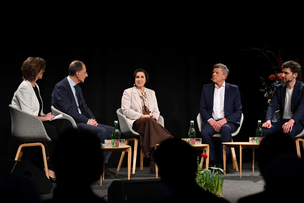 Foto: © Sparkasse OÖ / Werner Kerschbaummayr. Gruppenbild, Aschermittwochsgespräch 2026: Von links: Moderatorin Ortrun Schandl, Peter Filzmaier (Politik- und Kommunikationswissenschaftler), Generaldirektorin Stefanie Christina Huber (Sparkasse OÖ), Georg Emprechtinger (Geschäftsführender Eigentümer TEAM 7), Bernd Ziegler (Geschäftsführender Institutsleiter am Institut für Katechetik, Religionspädagogik und Pädagogik, KU Linz).