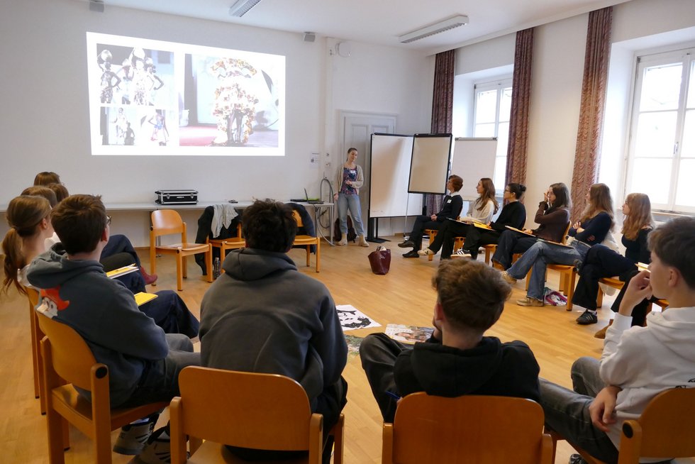 Sesselkreis mit Schüler:innen beim TheoTag.