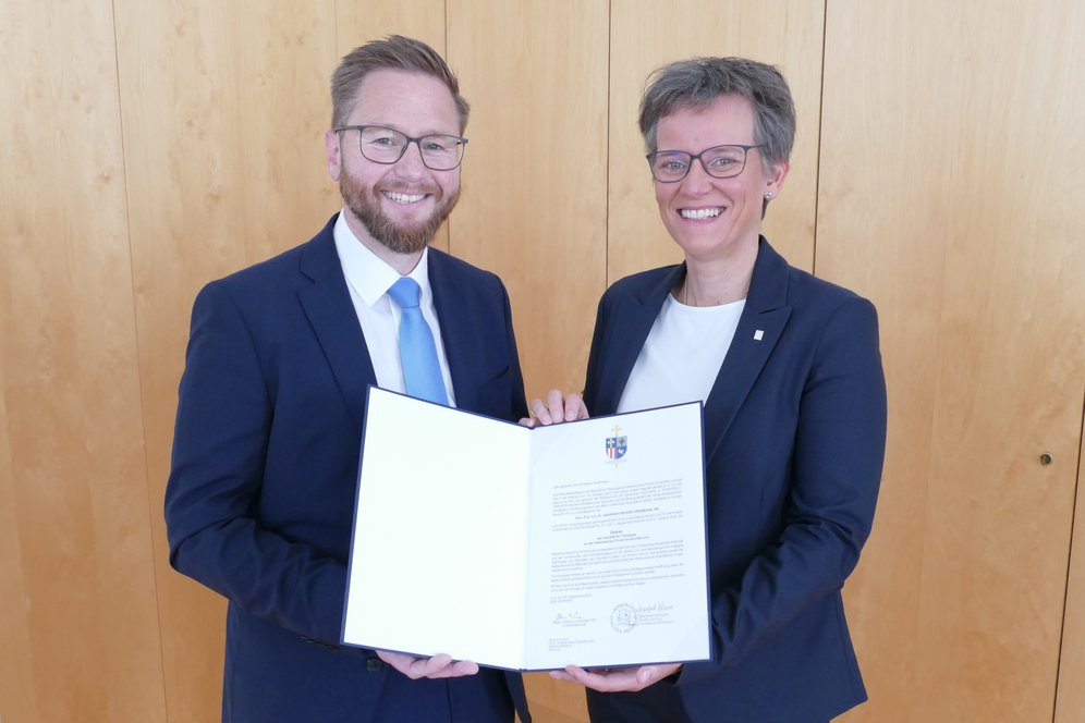 Überreichung der Ernennungsurkunde. Von links: Dekan Univ.-Prof. Dr. Andreas E. Graßmann, Vizerektorin Univ.-Prof.in Dr.in Klara Csiszar.