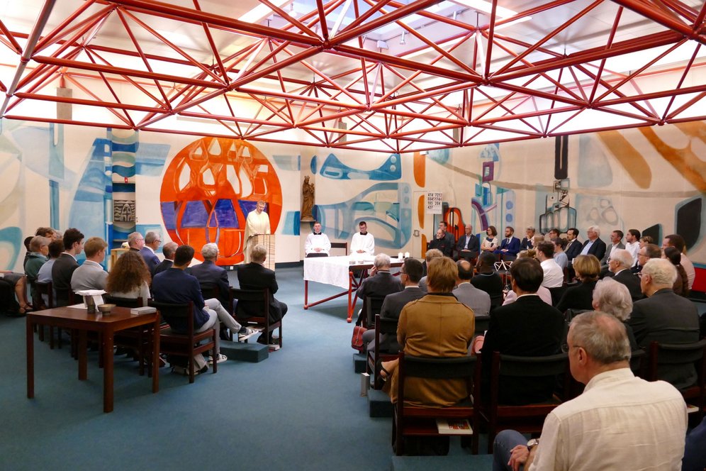 Eröffnung des akademischen Studienjahres 2023/24. © KU Linz/Reinhard Kren. Zahlreiche Besucher:innen beim Gottesdienst im Rahmen der Studieneröffnung.
