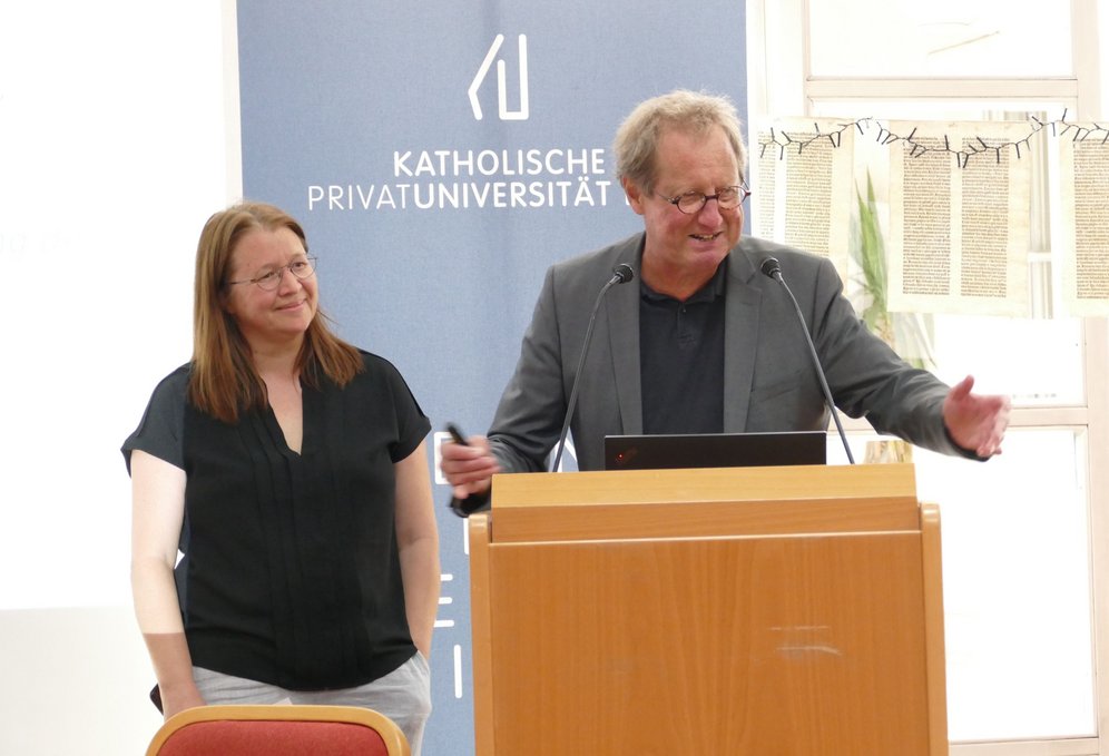 Buchpräsentation "Respekt für Sexarbeiter:innen". Foto: KU Linz/Hermine Eder. Die Herausgeber:innen Ass.-Prof.in Dr.in Katja Winkler und Univ.-Prof. Dr. Christian Spieß.
