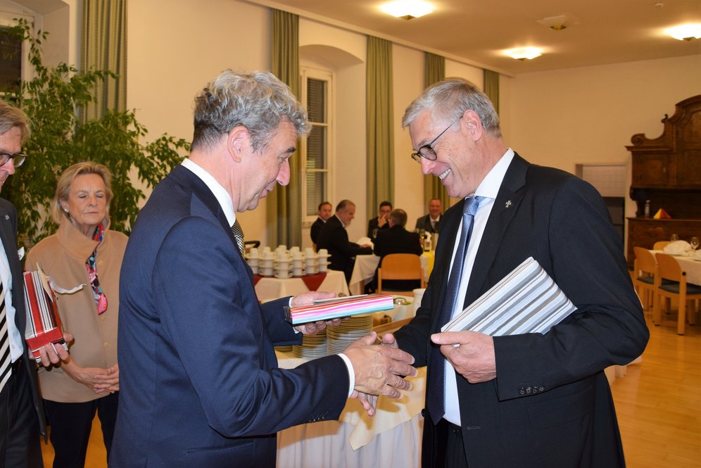 Von li: Vizerektor Univ.-Prof. Dr. Michael Fuchs gratuliert Univ.-Prof. Dr. Ewald Volgger OT zum runden Geburtstag. Von li: Vizerektor Univ.-Prof. Dr. Michael Fuchs gratuliert Univ.-Prof. Dr. Ewald Volgger OT zum runden Geburtstag.