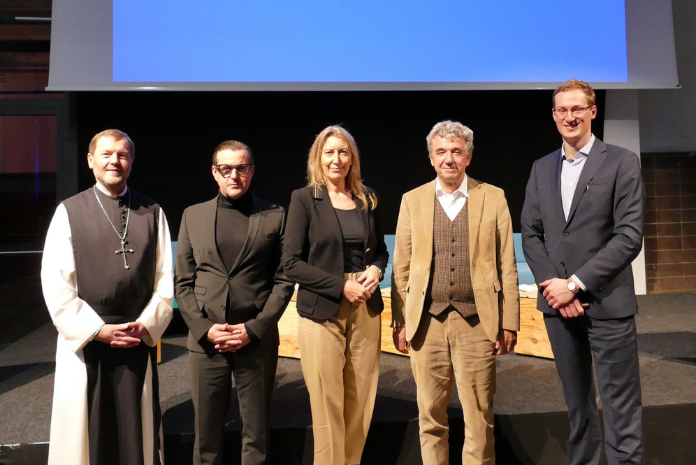 Von links: Abt Dr. Reinhold Dessl OCist (Forum Humanismus Wilhering), Direktor Mag. Chris Müller (Tabakfabrik Linz), Mag.a Hermine Eder (KU Linz), Vizerektor Univ.-Prof. Dr. Michael Fuchs (KU Linz), Mag. Michael Schäfl (OÖN).