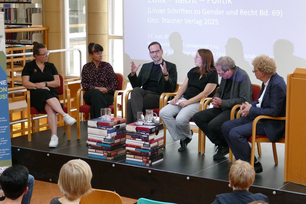 Buchpräsentation "Respekt für Sexarbeiter:innen". Foto: KU Linz/Hermine Eder. Guppenbild Podiumsdiskussion.
