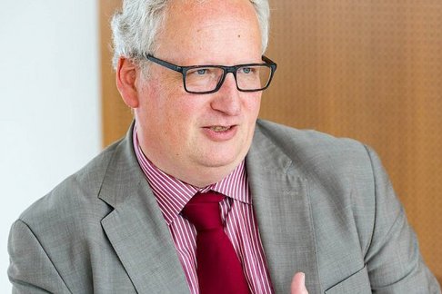 Bild: Patrick Junker. Portraitfoto Bernhard Emunds.