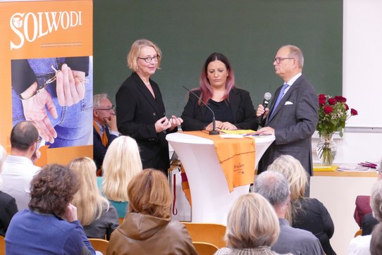 Univ.-Prof. Dr. Ilaria Hoppe (Institut für Kunst in gegenwärtigen Kontexten und Medien der KU Linz), Künstlerin Vivien Kabar, Moderator Peter Wesely.