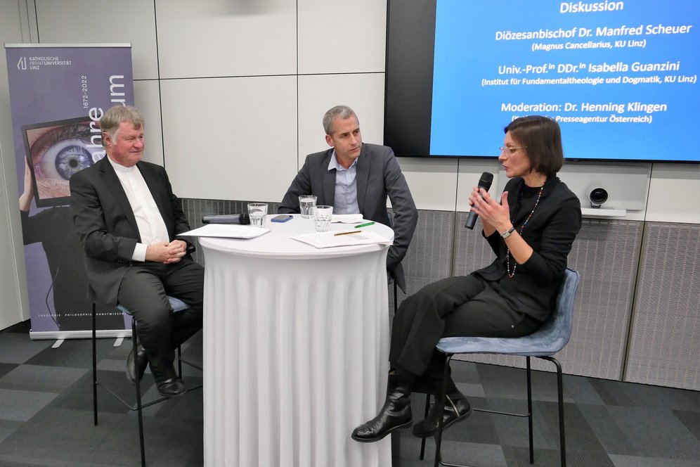 Podiumsdiskussion mit Bischof Dr. Manfred Scheuer (Diözese Linz), Dr. Henning Klingen (Moderation, Kathpress) und Univ.-Prof. DDr. Isabella Guanzini.