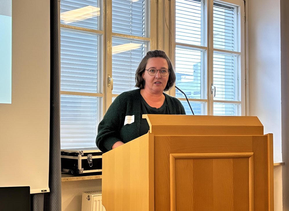 Foto von Birgit Kirchmayr bei Vortrag