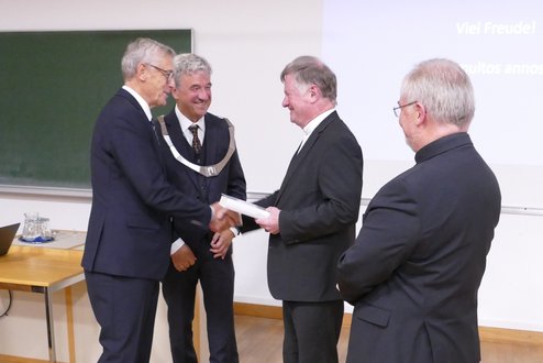 Eröffnung des akademischen Studienjahres 2025/26. Foto: KU Linz / Hermine Eder. Überreichung der Festschrift.