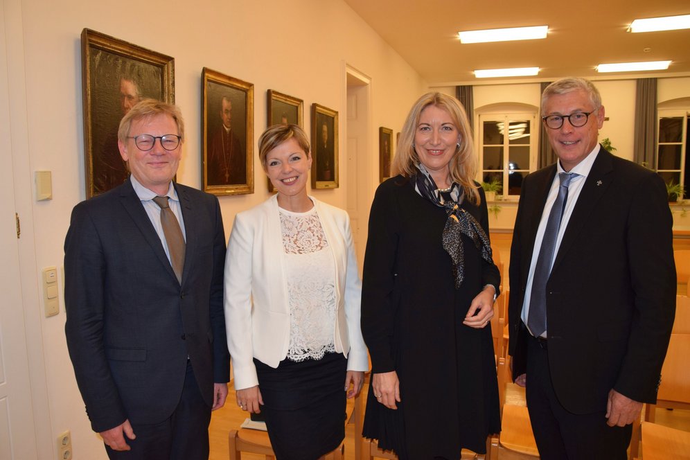 Von li: Vortragender Rektor Univ.-Prof. Dr. Christoph Niemand, Mag. Johanna Fischer (Leiterin Studienadministration), Mag. Hermine Eder (Leiterin PR und Kommunikation) mit Univ.-Prof. Dr. Ewald Volgger OT. Von li: Vortragender Rektor Univ.-Prof. Dr. Christoph Niemand, Mag. Johanna Fischer (Leiterin Studienadministration), Mag. Hermine Eder (Leiterin PR und Kommunikation) mit Univ.-Prof. Dr. Ewald Volgger OT.