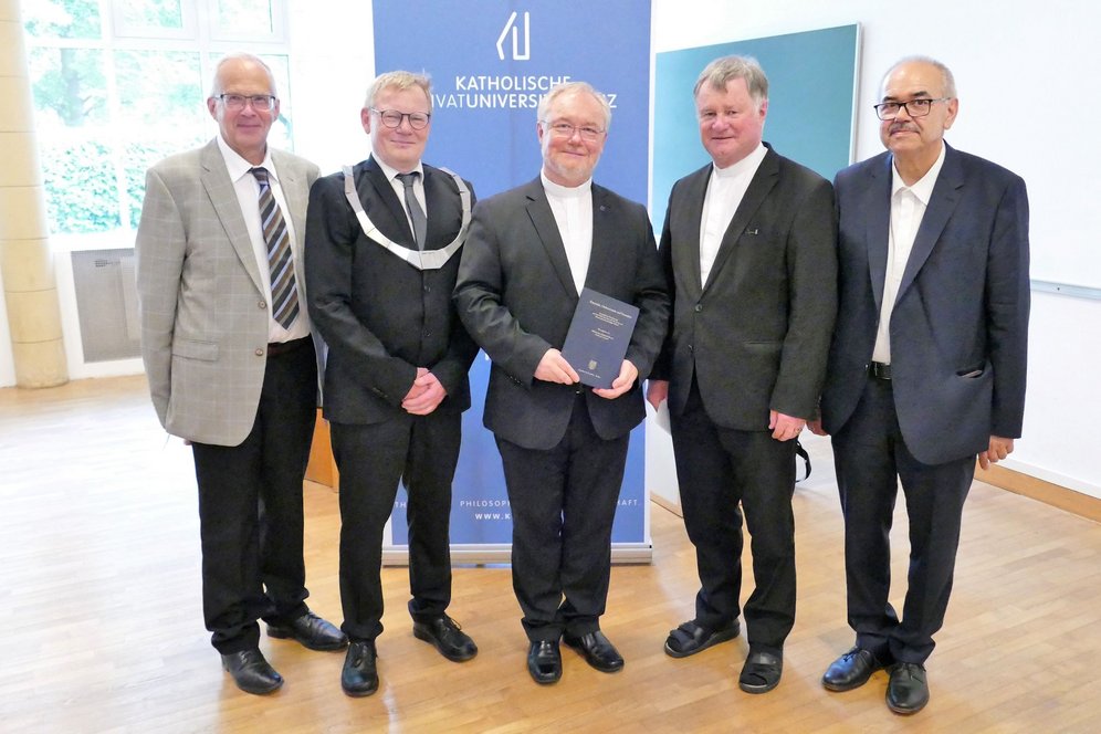 Von links: Univ.-Prof. Dr. Wilhelm Rees (Universität Innsbruck), Rektor Univ.-Prof. Dr. Christoph Niemand (KU Linz), Generalvikar Univ.-Prof. DDr. Severin J. Lederhilger OPraem, Bischof Dr. Manfred Scheuer (Diözese Linz), Univ.-Prof. DDr. Herbert Kalb (JKU Linz).