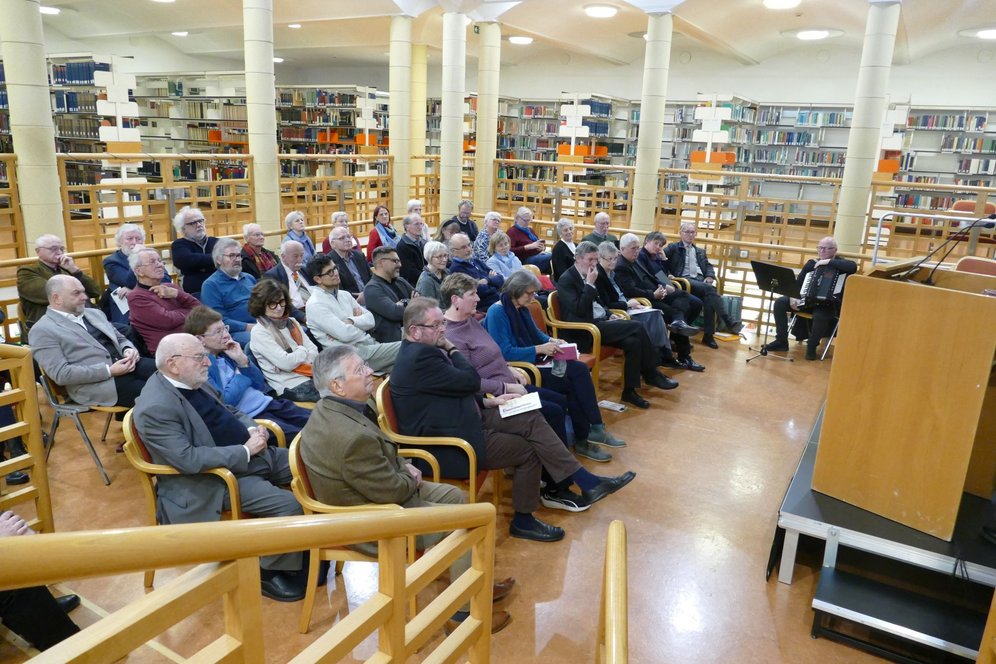 Blick ins Publikum im Lesesaal der Universitätsbibliothek der KU Linz bei der Präsentation eines Buches über Ferdinand Klostermann.