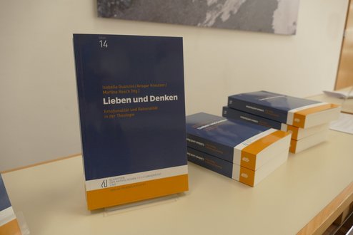 Schlussvorlesung und Festschriftüberreichung anlässlich der Emeritierung von Univ.-Prof. Dr. Franz Gruber. Foto: Hermine Eder. Die Festschrift "Lieben und Denken. Emotionalität und Rationalität in der Theologie", erschienen im Verlag Friedrich Pustet.