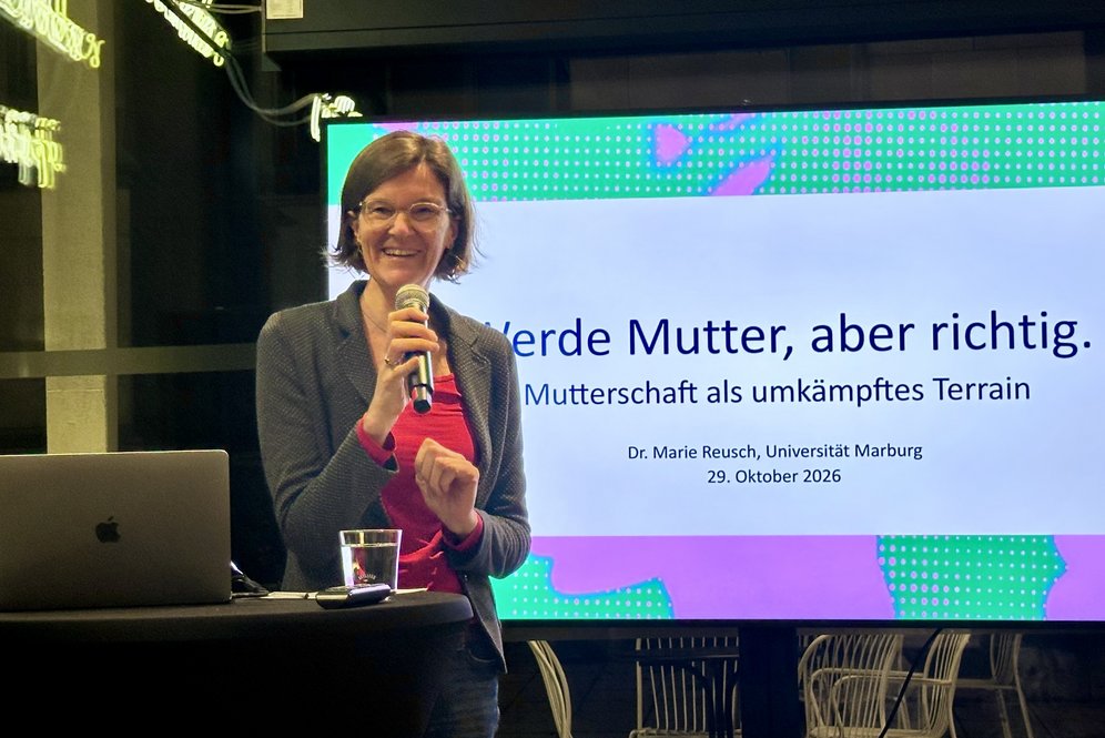 DonnaStage: Feminismus und Mutterschaft - (un)vereinbar? Foto: KU Linz/Hermine Eder. Dr.in Marie Reusch hält einen Vortrag.