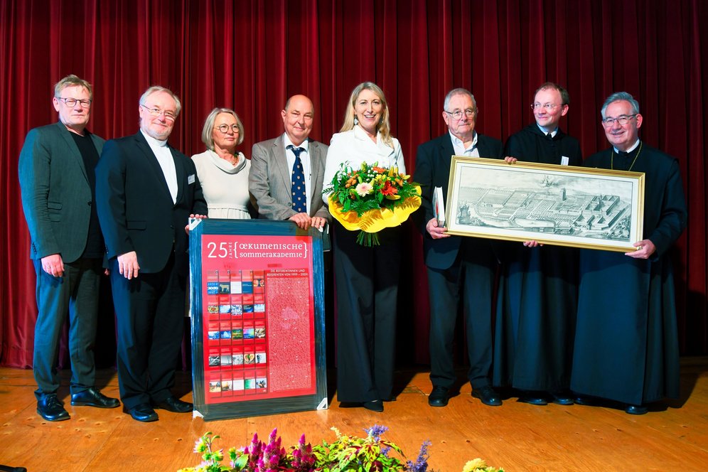 Festakt anlässlich der 25. Ökumenischen Sommerakademie im Stift Kremsmünster. © Dieter Rodemund. Das Organisationskomitee mit Abt Ambros auf der Bühne.