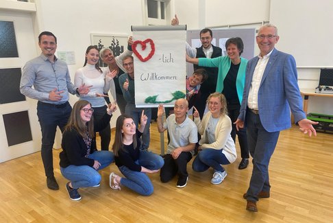 Start des Pastorallehrgangs 2021/22. Die Teilnehmer*innen des Pastorallehrgangs 2021/22 mit der Lehrgangsleitung. © KU Linz / Hermine Eder.