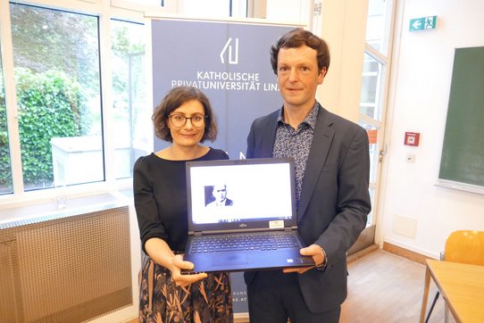 Dr. Andreas Schmoller, Leiter des FFJI, und Dr.in Verena Lorber, wissenschaftliche Mitarbeiterin am FFJI, präsentieren die digitale Jägerstätter Edition als Ergebnis jahrelanger Forschungsarbeit.