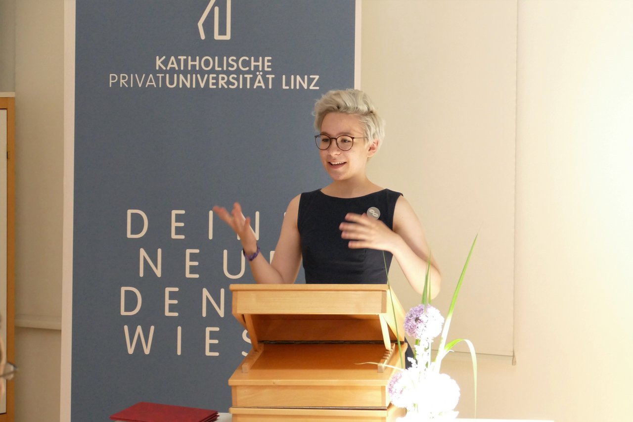 Mira Weissengruber stellt ihre ausgezeichnete Arbeit aus dem Themenbereich Philosophie vor.