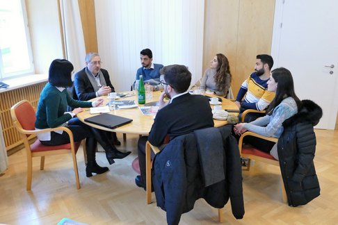 Internationaler Austausch. © KU Linz/Eder. Gemeinsam mit Prof. Gabriel Hachem von der Katholischen Universität St. Joseph in Beirut waren Studierende aus dem Nahen Osten zu Gast an der KU Linz.