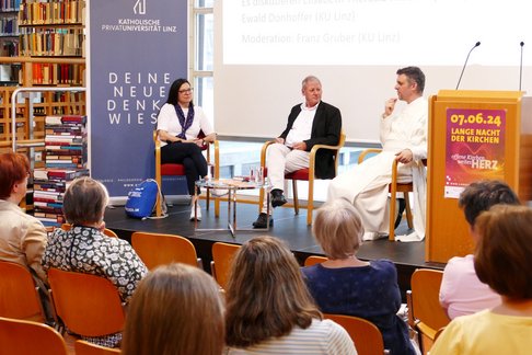Lange Nacht der Kirchen an der KU Linz. Foto: Hermine Eder. Podiumsdiskussion vor Publikum in der Bibliothek der KU Linz.