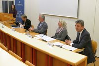 Am Podium von li: Univ.-Prof.in Dr.in Dorothea Greiling, Univ.-Prof. Dr. Michael Rosenberger, Dr.in Elisabeth Menschl, Univ.-Prof. Dr. Michael Fuchs. Moderation: Univ.-Ass.in Mag.a Stephanie Steininger. 