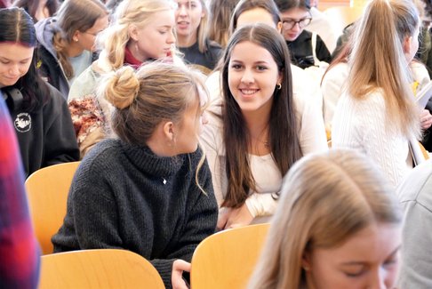 Schülerinnen und Schüler beim TheoTag.