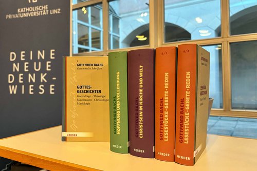 Bild der fünfbändigen "Gesammelten Schriften" Gottfried Bachls, erschienen im Herder Verlag, Freiburg i. Br. – Basel – Wien.