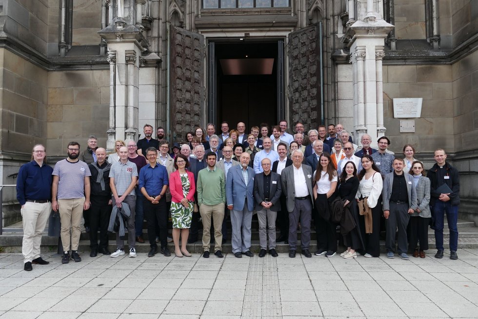 Gruppenbild der Kongressteilnehmer:innen vor dem Linzer Mariendom.