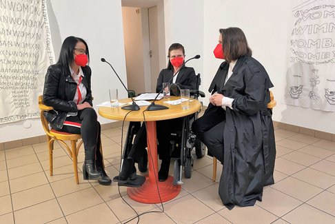 Kunstgespräch "Sticken als Politisches Engagement". Von links: Die Kuratorinnen Univ.-Prof.in DDr.in Monika Leisch-Kiesl und Franziska Heiß BA, Künstlerin Monika Drozynska. (c) KU Linz/Eder