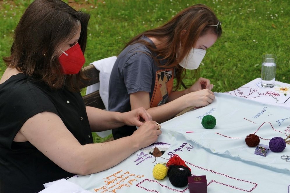 Workshop im Rahmen von Im Vorbeigehen II/19. Die Künstlerin Monika Drozynska beim Sticken mit Workshop-Teilnehmer*innen. Foto: Reinhard Kren.