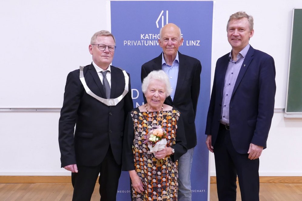 Eröffnung des akademischen Studienjahres 2023/24. © KU Linz/Hermine Eder. Gruppenbild, von links: von links: Rektor Univ.-Prof. Dr. Christoph Niemand, Univ.-Prof. em. Dr. Ingeborg Verweijen, Henry Verweijen, Bischofsvikar Regens KonsR Dr. Slawomir Dadas
