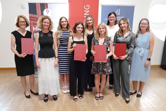 Die Preisträgerinnen des KUL-Preises 2023 und ihre Begleitlehrerinnen.