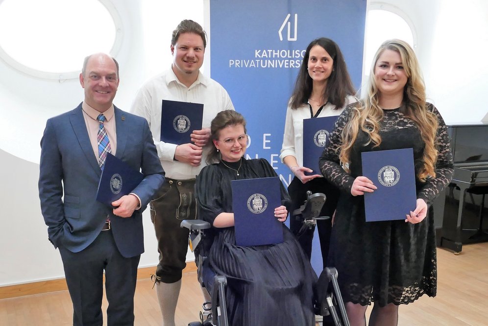 Absolvent:innen der Fachbereiche Theologie, Philosophie und Kunstwissenschaft. © KU Linz/Eder. Mag. theol. Christoph Hannes Rudinger MA, Mag. theol. Matthias Singer, Franziska Heiß BA MA, Mag.a theol. Laura Maria Schmidt, Maria Natalie Kratzert BA MA.