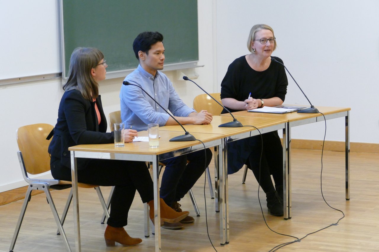 Podiumsdiskussion. Von li: Dr.in Kerstin Schankweiler, Dr. Chris Tedjasukmana, Univ.-Prof.in Dr.in Ilaria Hoppe.
