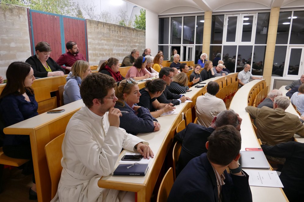 Kamingespräch mit Sr. Nathalie Becquart zum Thema Synodalität an der KU Linz. Foto: KU Linz/Hermine Eder. Blick ins Publikum.