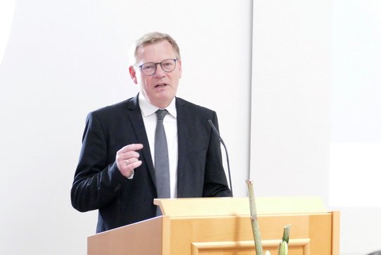 Rektor Univ.-Prof. Dr. Christoph Niemand spricht Grußworte. 