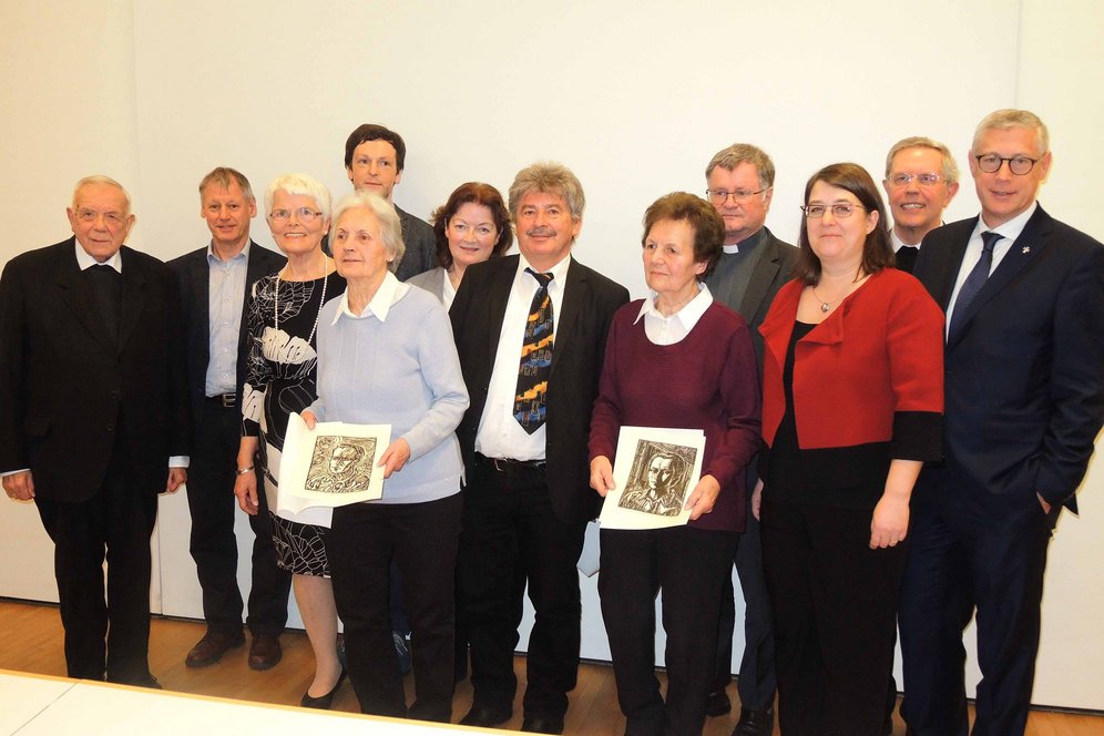 v.l.n.r. Altbischof Maximilian Aichern, Franz Gruber, Erna Putz, Maria Dammer, Andreas Schmoller, Elisabeth Jungmeier, Józef Niewiadomsky, Aloisia Maier, Bischof Manfred Scheuer, Gabi Eder-Cakl, Maximilian Mittendorfer, Ewald Volgge