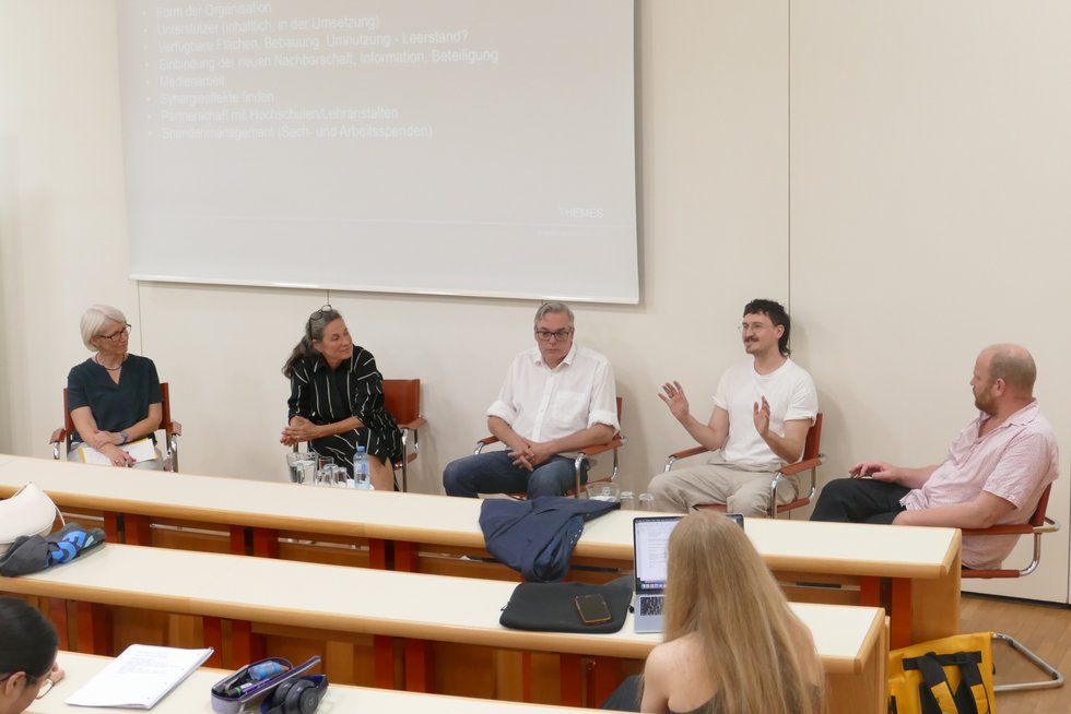 Vortrag und Diskussion "Bauen am sozialen Rand". Foto: KU Linz/Reinhard Kren. Am Podium bei der Veranstaltung "Bauen am sozialen Rand": Univ.-Prof. Dr. Anna Minta (KU Linz), Mag. arch. Ulrike Schartner (gaupenraub+/-), Dipl. Sozialarbeiter Dietmar Mayr (Sozialverein B37), Obdachlosenseelsorger Mag. rel. paed. Julian Kapeller (Diözese Linz) und Mag. arch. Franz Koppelstätter (afo architekturforum oberösterreich).