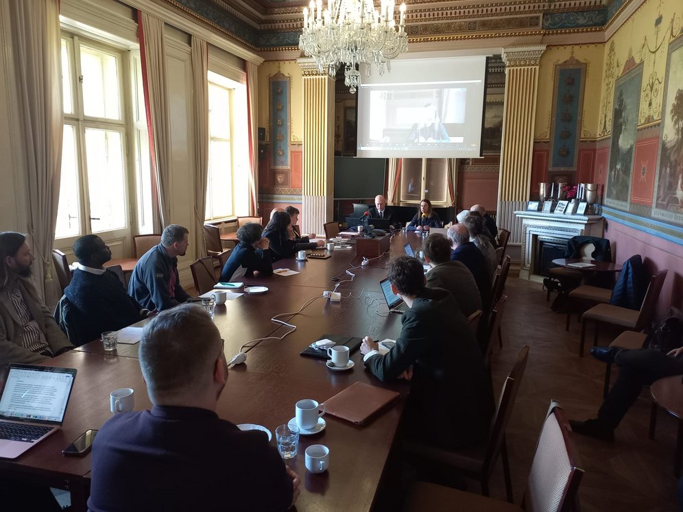 Bild Sitzung in festlichem Saal