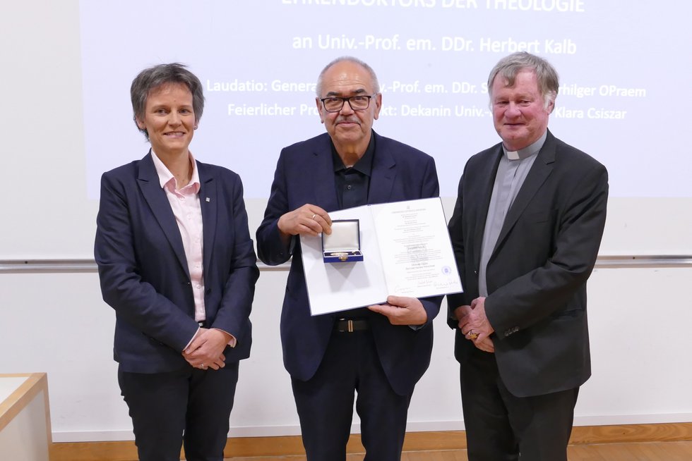Gruppenbild mit dem neuen Ehrendoktor der KU Linz.