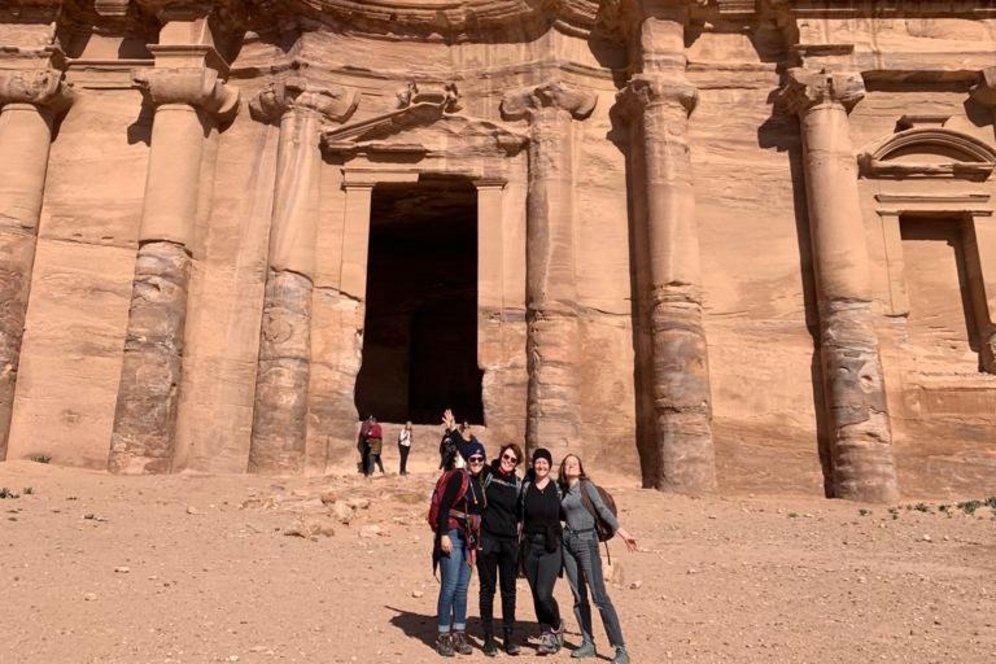 Gruppenbild: Exkursion in die Felsenstadt Petra in Jordanien.
