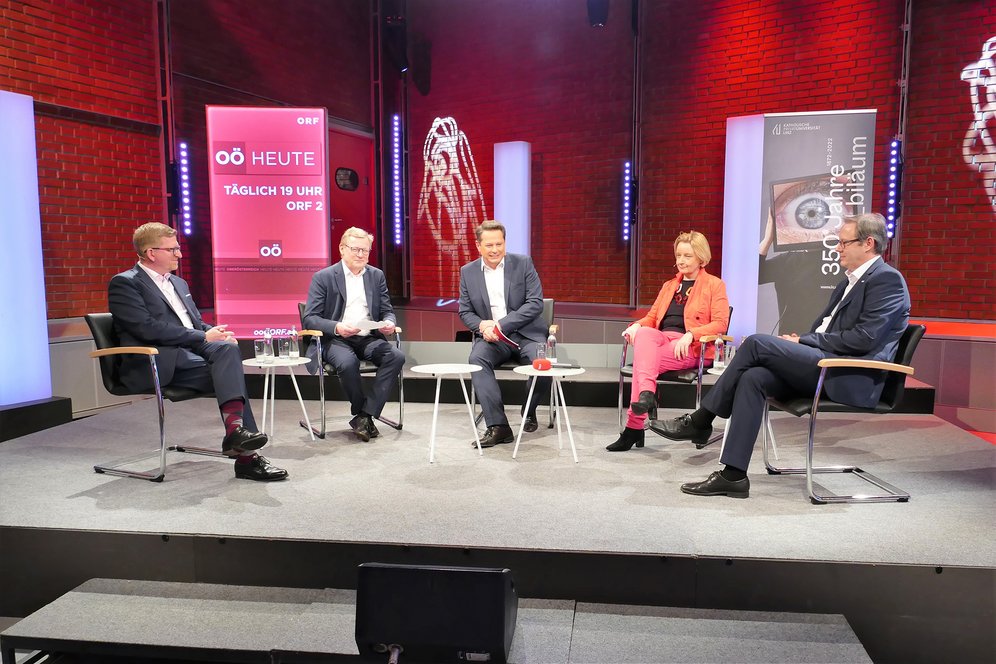 Podium von links: Rektor Martin Rummel (Anton Bruckner Privatuniversität), Rektor Univ.-Prof. Dr. Christoph Niemand (Katholische Privat-Universität Linz), Moderator Gernot Hörmann (ORF Oberösterreich), Rektorin Mag.a Brigitte Hütter MSc (Kunstuniversität Linz), Vizerektor Univ.-Prof. Dr. Stefan Koch (Johannes Kepler Universität Linz).