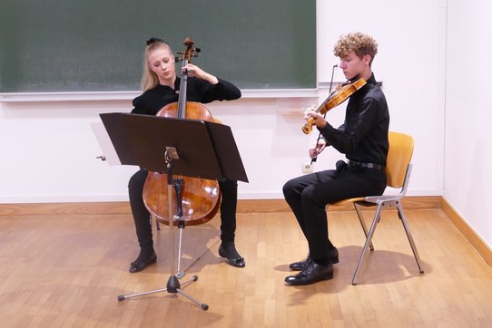 Streichduo Aaliyah Kim Lehner (Violoncello) und Declyn Finn Lehner (Violine).