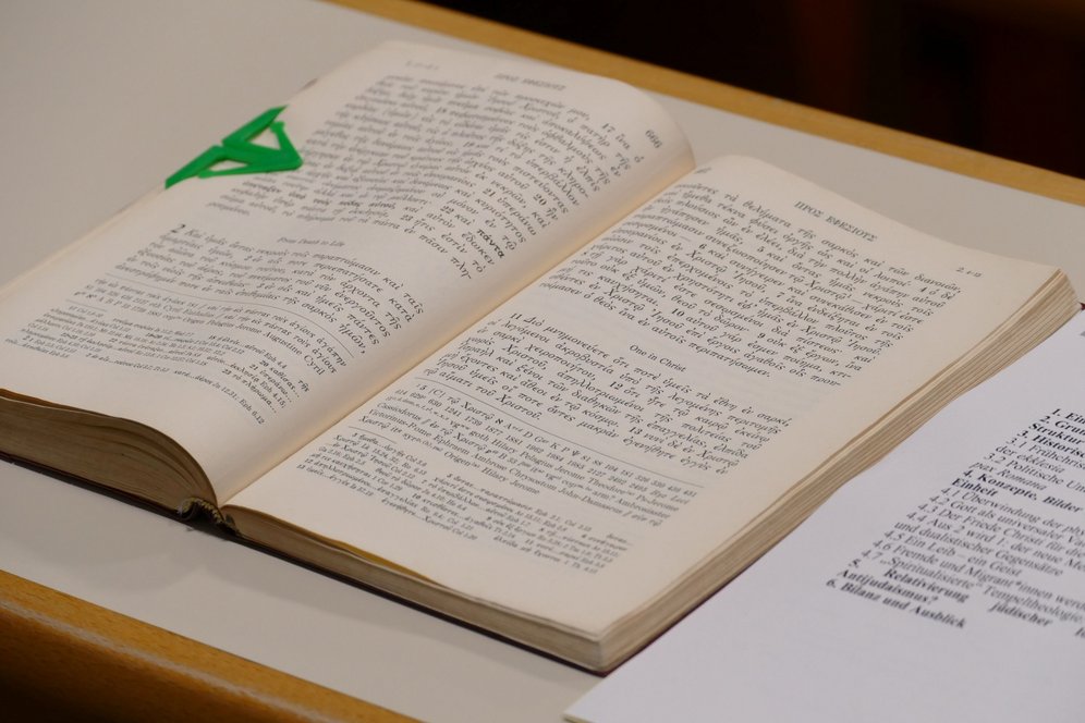 Antrittsvorlesung von Andrea Taschl-Erber. © KU Linz / Hermine Eder. Aufgeschlagene Bibel.