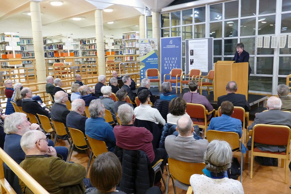 Foto: © KU Linz/Haselgrübler. Buchpräsentation im Lesesaal der Diözesanbibliothek Linz am Standort Bethlehemstraße. Begrüßung durch Vizerektorin Univ.-Prof.in Dr.in Klara-Antonia Csiszar.