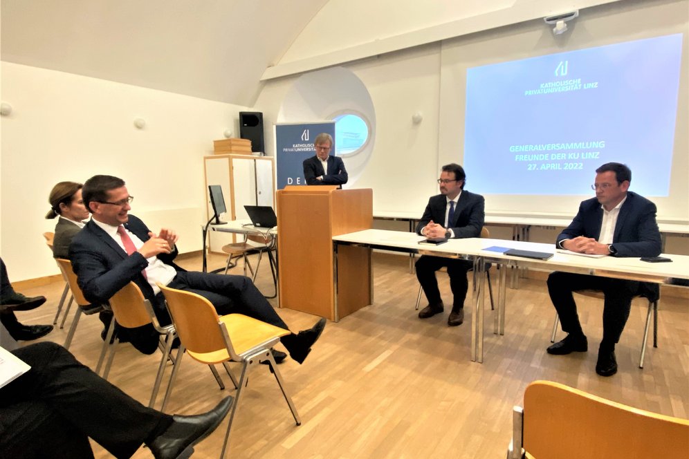 Es referierten und diskutierten u.a. Ass.-Prof. DDr. Max Gottschlich, Gen.-Dir. Klaus Kumpfmüller, Rektor Christoph Niemand und Landesrat Markus Achleitner. © KU Linz / Hermine Eder. Am Podium Ass.-Prof. DDr. Max Gottschlich und Gen.-Dir. Klaus Kumpfmüller, am Pult Rektor Christoph Niemand, in Diskussion mit Landesrat Markus Achleitner.