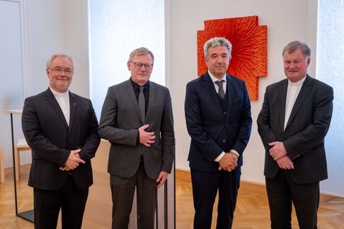 Michael Fuchs wird neuer Rektor der KU Linz. Foto: Diözese Linz/Kienberger. Von links: Generalvikar Univ.-Prof. em. DDr. Severin Lederhilger OPraem, Rektor Univ.-Prof. Dr. Christoph Niemand, Univ.-Prof. Dr. Michael Fuchs, Bischof Dr. Manfred Scheuer.