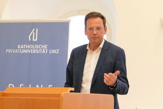 Vortrag von Gen.-Dir. Mag. Klaus Kumpfmüller, HYPO Oberösterreich, vor KU-Rollup.
